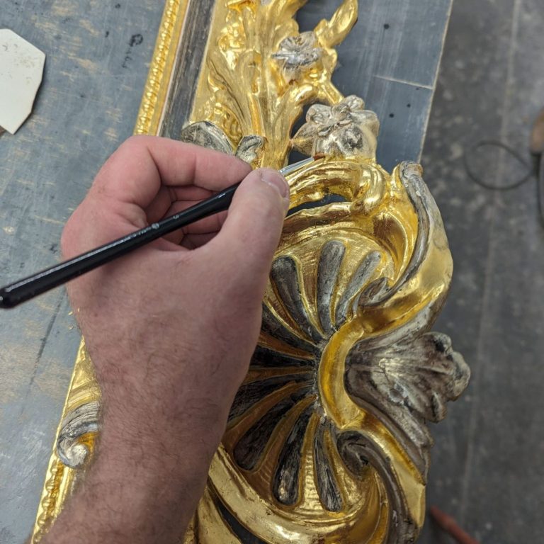 Gilder in Watford, London, Hemel Hempstead, Berkhamsted, Wood Carver Richly decorated Classic English Style,, Yellow Gold, White Gold Together on the antique frame